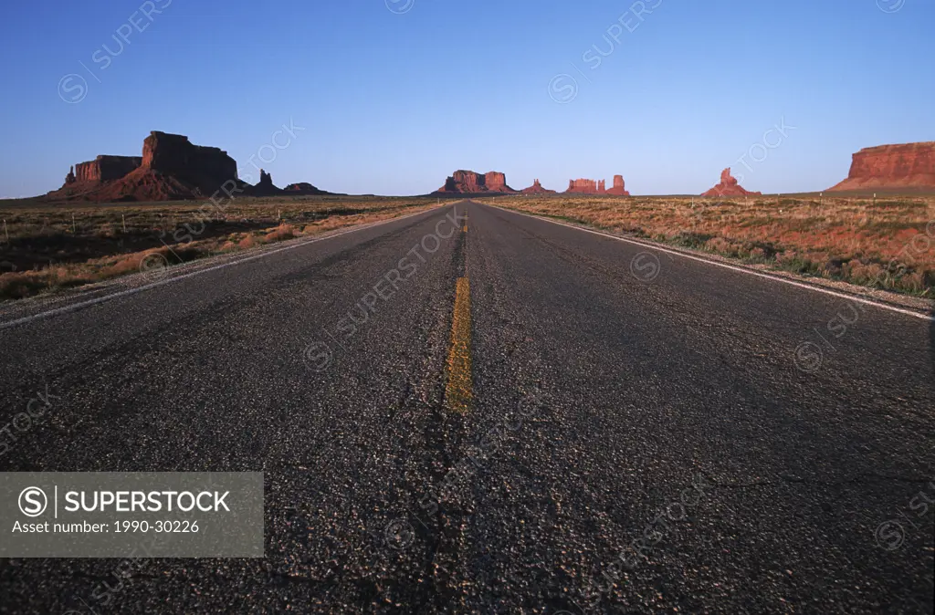 USA, Utah, Monument valley roadway