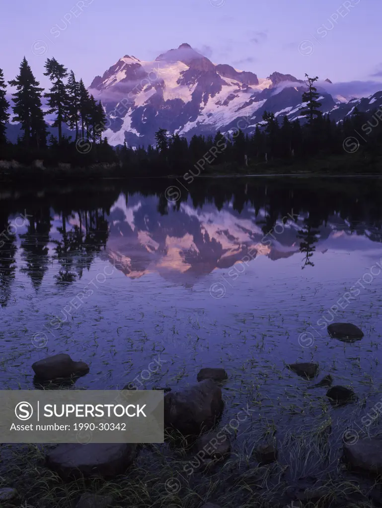 USA, Washington State, Mount Baker Recreation Area, Mount Shuksan at dusk