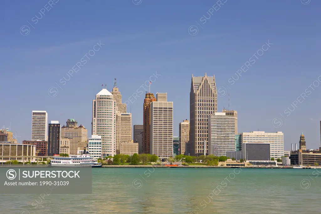 Skyline of the city of Detroit on the Detroit River in Michigan, USA seen from the city of Windsor, Ontario, Canada