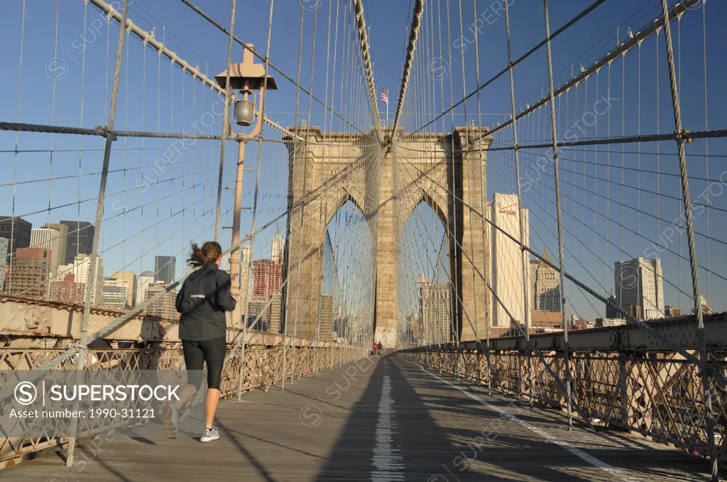Runner jogging on the Brooklyn Bridge _ New york City, NY, USA