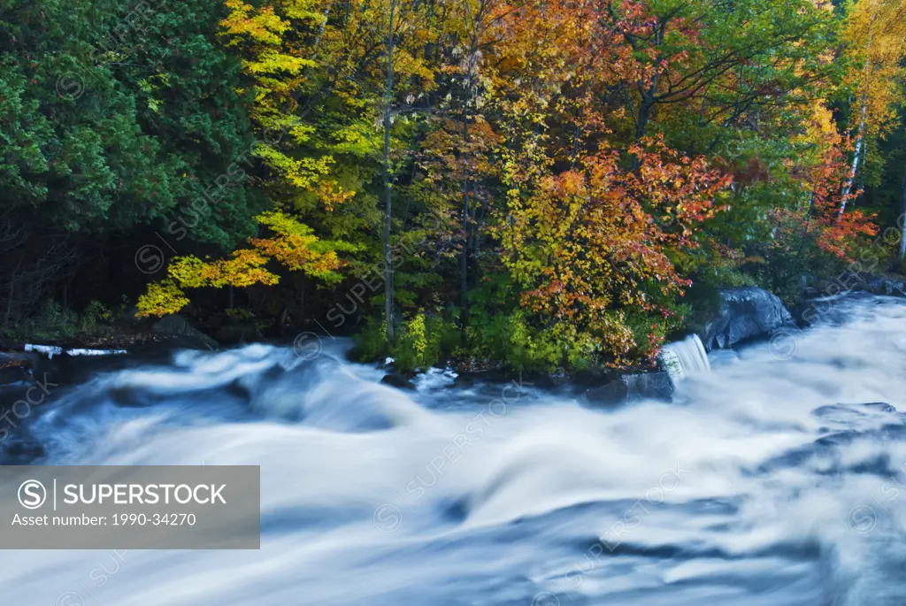 Autumn colour along the Rosseau River in Ontario´s Muskoka Region near the town of Rosseau