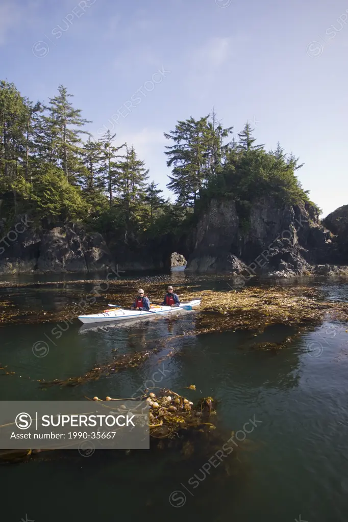 Haystack rocks and crystal clear waters off of Spring Island in the Kyuquot Sound , on Vancouver Island´s outer coast. Kyuquot Sound, Northern Vancouv...