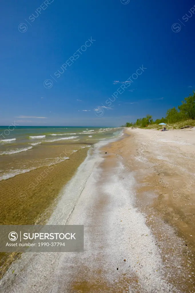 Sandy beach of Lake Ontario in Sandbanks Provincial Park, Prince Edward County, Ontario, Canada.