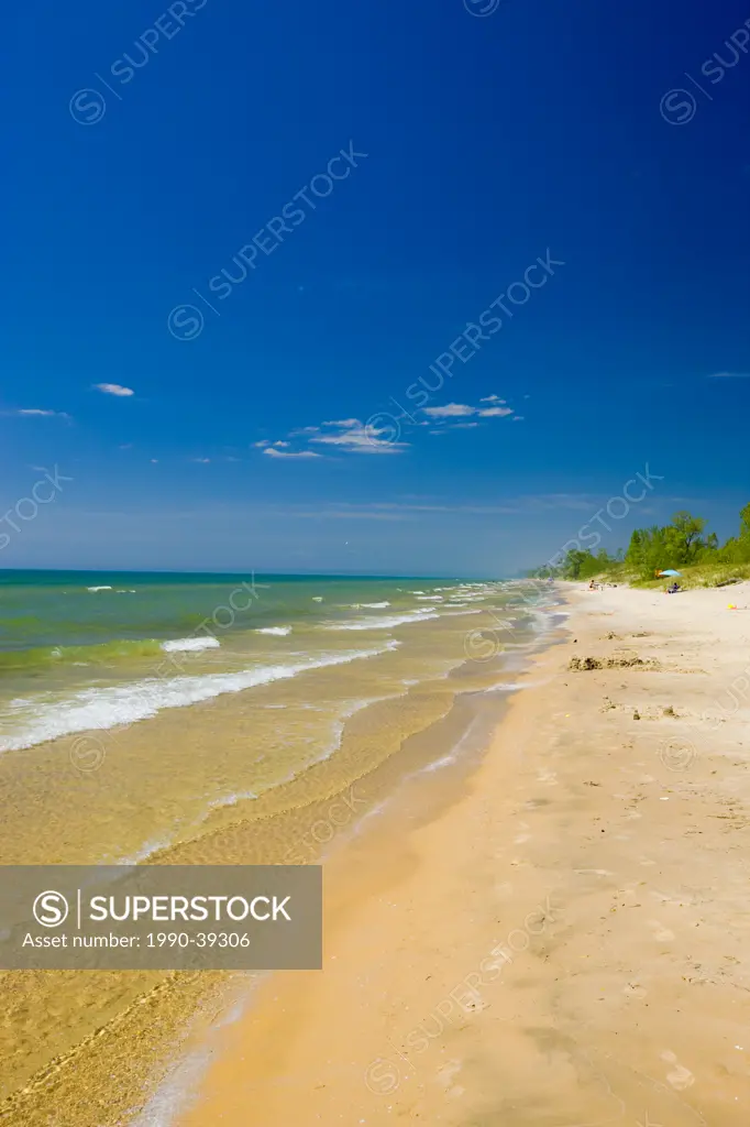 Sandy beach of Lake Ontario in Sandbanks Provincial Park, Prince Edward County, Ontario, Canada.