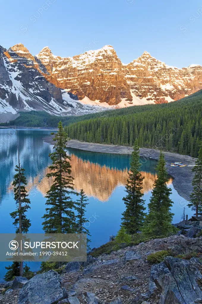 Dawn, Moraine Lake, Valley of the Ten Peaks, Banff National Park, Alberta, Canada