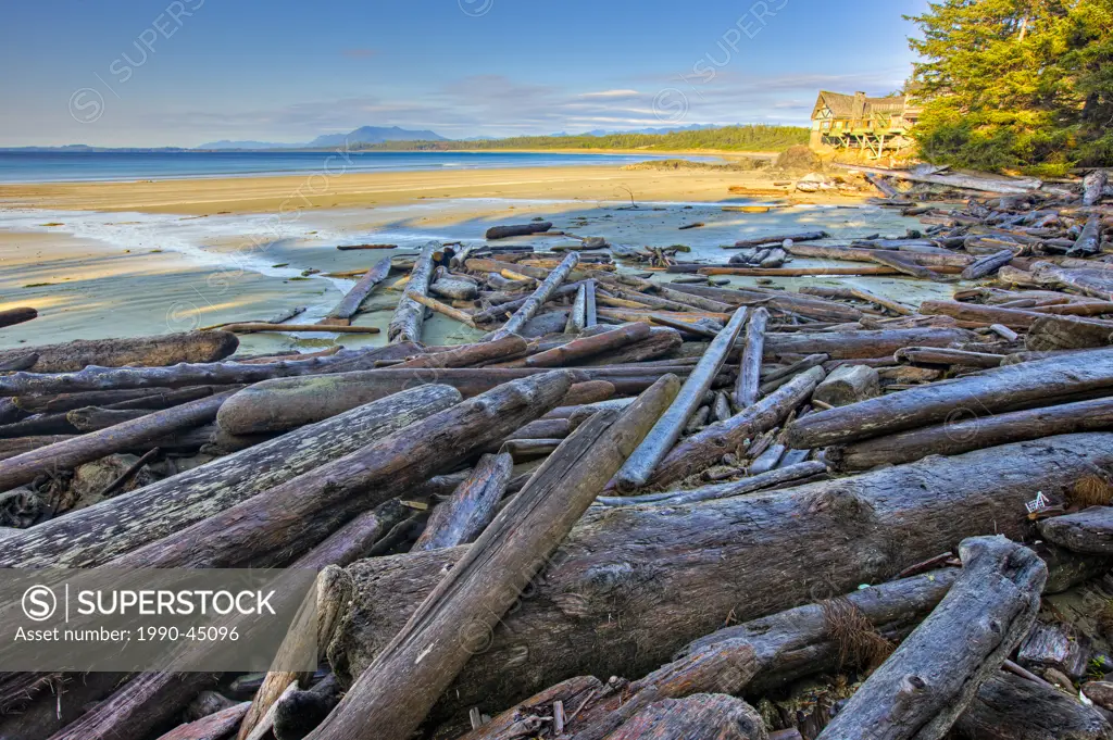 Wickaninnish Interpretive Centre and driftwood strewn along Wickaninnish Beach, Wickaninnish Bay, Pacific Rim National Park, Long Beach Unit, Clayoquo...