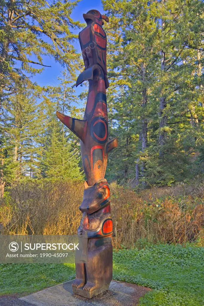 Totem pole along the South Beach Trail, Wickaninnish Bay, Pacific Rim National Park, Long Beach Unit, Clayoquot Sound UNESCO Biosphere Reserve, West C...