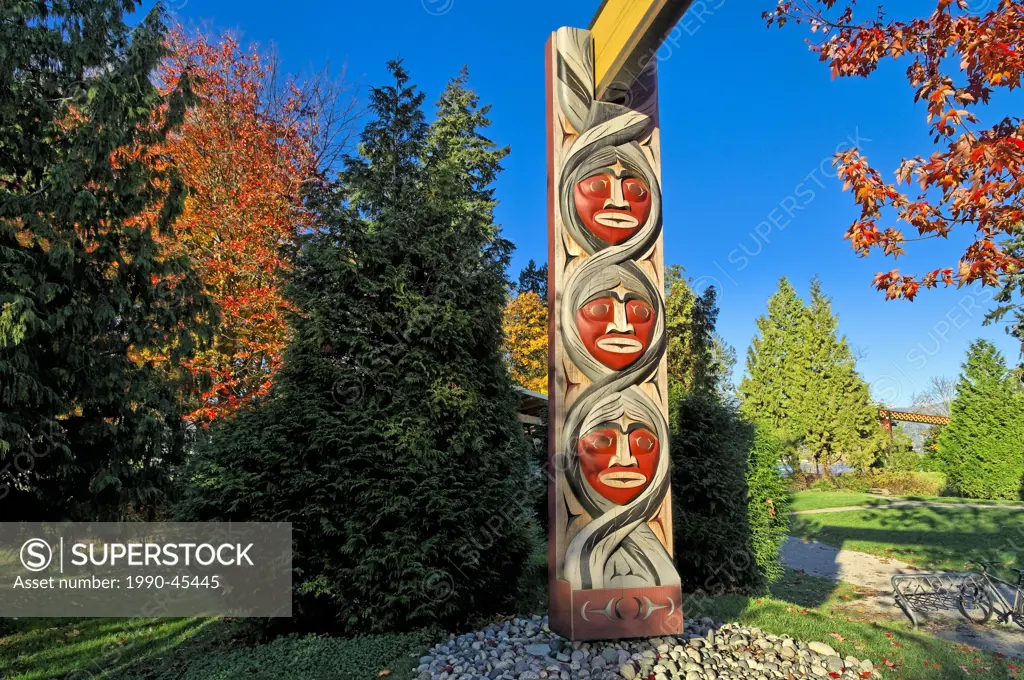 Gateway, Coast Salish Welcome Portal, carved by Susan Point, Brockton Point, Stanley Park, Vancouver, British Columbia Canada