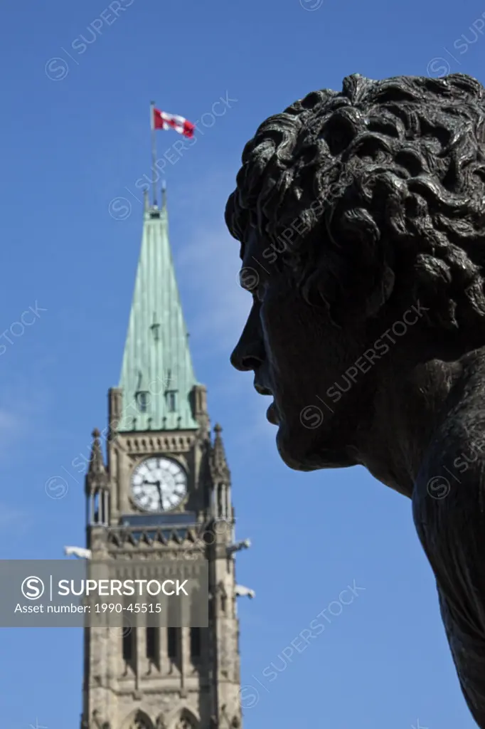 Terry Fox Statue and Peace Tower, Parliament Buildings, Parliament Hill, Ottawa, Ontario, Canaa
