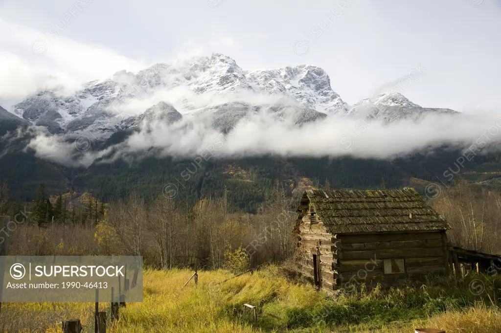 Pioneer cabin in Firvale in the Bella Coola Valley, Mt Stupendous in the background, British Columbia, Canada