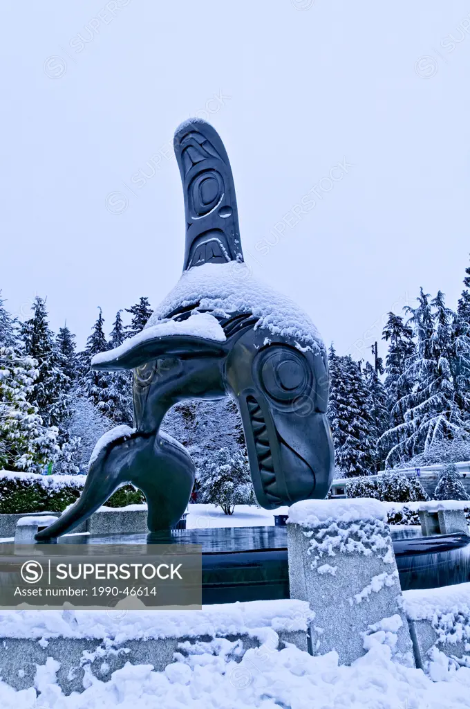 Bill Reid´s bronze sculpture Chief of the Undersea World” in Winter, outside the Vancouver Aquarium, Stanley Park, Vancouver, British Columbia, Canad...