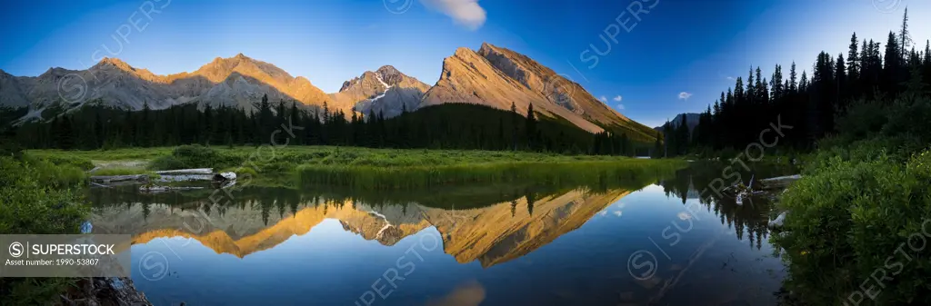 Panoramic view from Elbow Lake´s outlet stream, Kananaskis Country, Alberta, Canada
