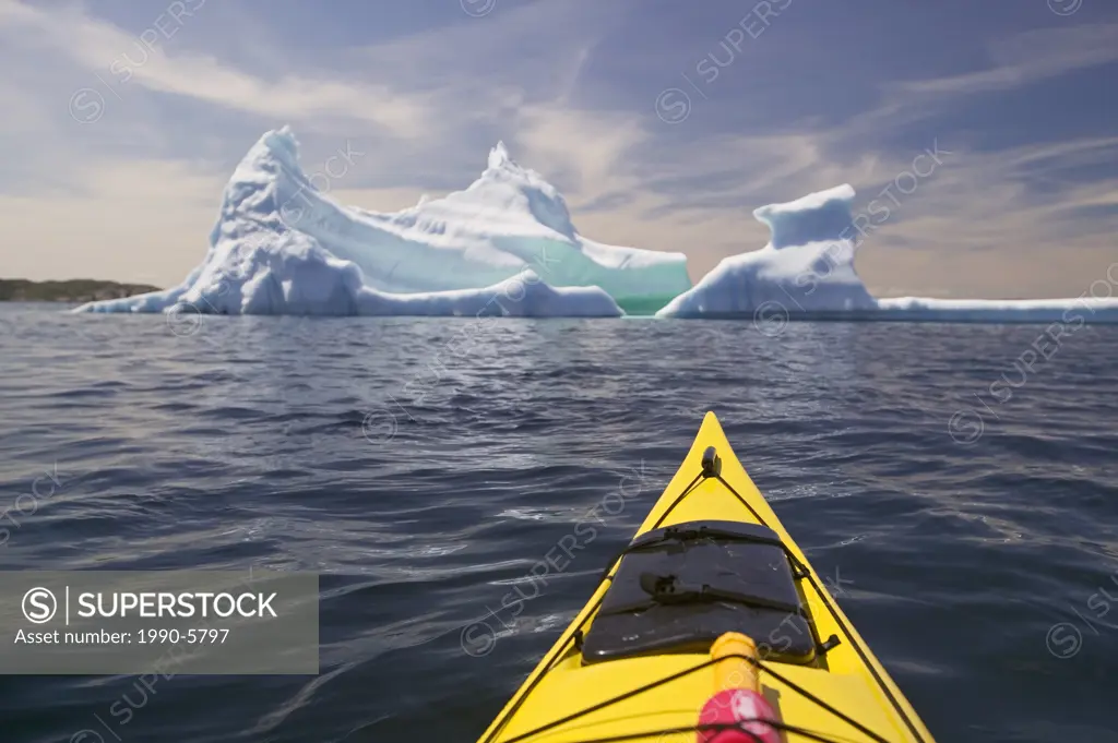 Kayaking with Iceberg, near Merritt´s Habour, close to Twillingate, Kittiwake Coast, Newfoundland, Canada