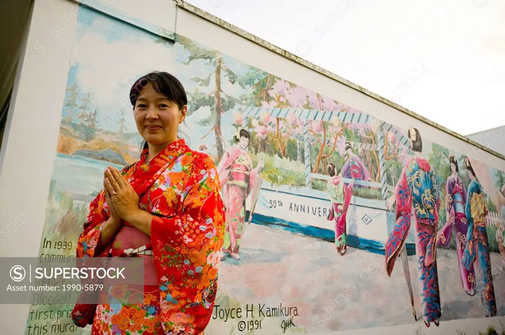 Japanese lady in Kimono next to mural depicting Japanese scene in 1930s, Chemainus, Vancouver Island, British Columbia, Canada