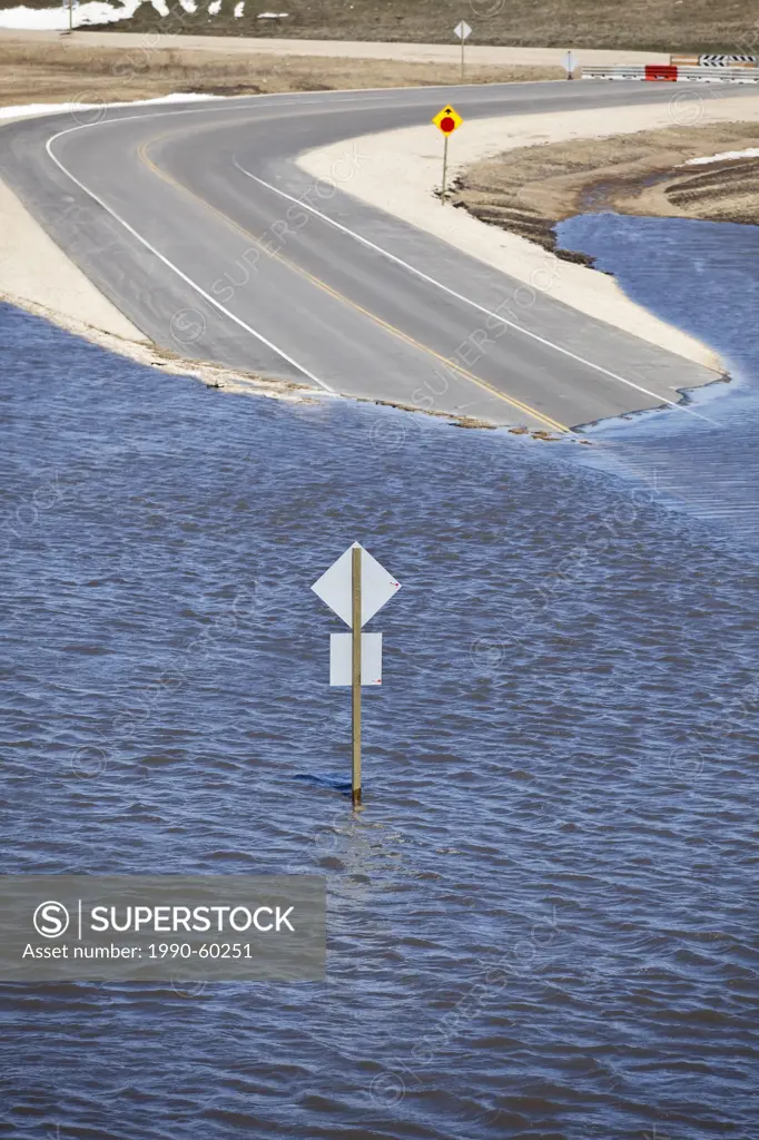 Spring flooding of the Red River on Highway 44, Red River Valley, north of Winnipeg, Manitoba, Canada