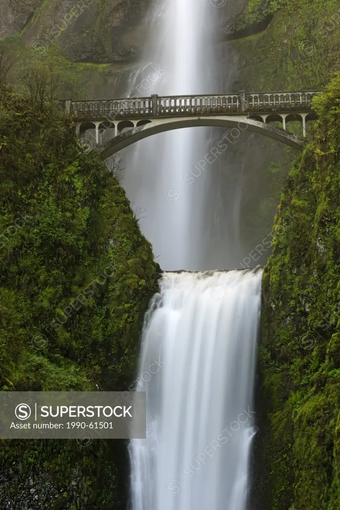 Multnomah Falls and Bridge, Columbia Gorge National Scenic Area, Oregon, USA
