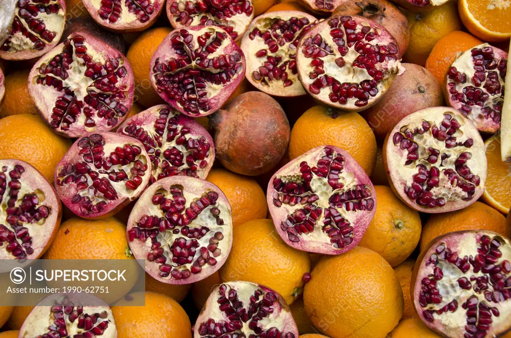 Pomegranites at juice stand, Istanbul, Turkey