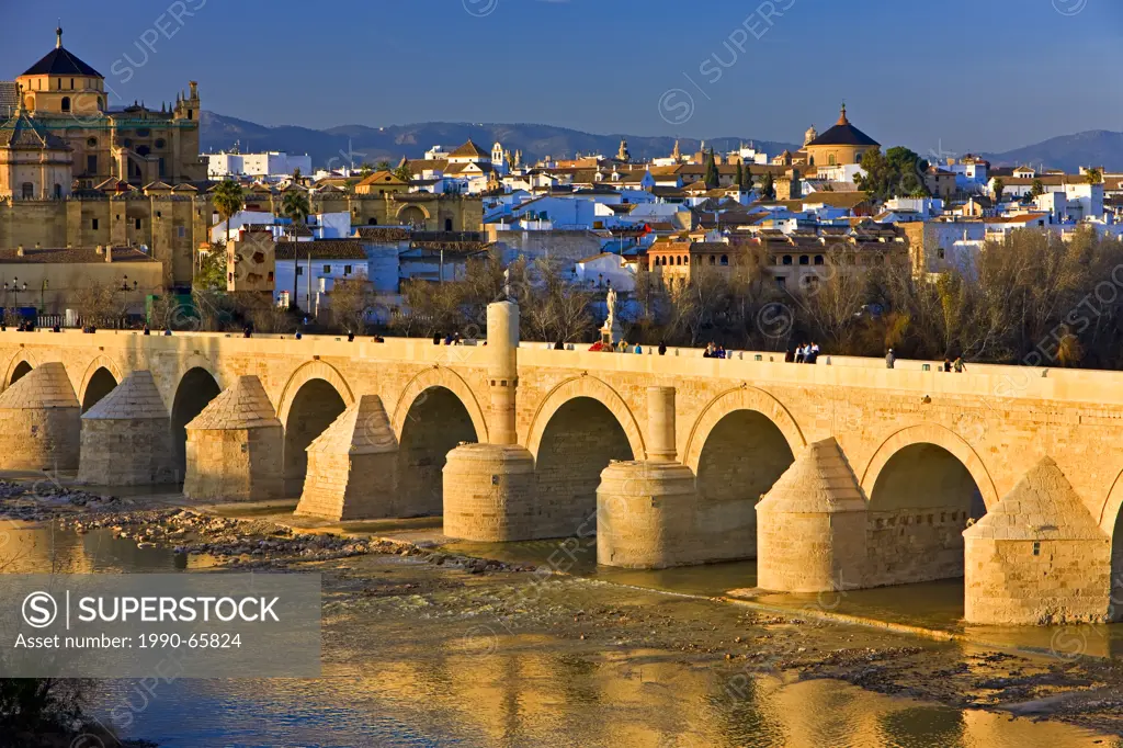 Puente Romano bridge spanning the Rio Guadalquivir river in the City of Cordoba, UNESCO World Heritage Site, Province of Cordoba, Andalusia Andalucia,...