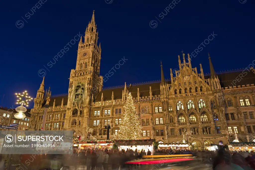 Christkindlmarkt Christmas Markets in the Marienplatz outside the Neues Rathaus New City Hall at dusk in the City of München Munich, Bavaria, Germany,...