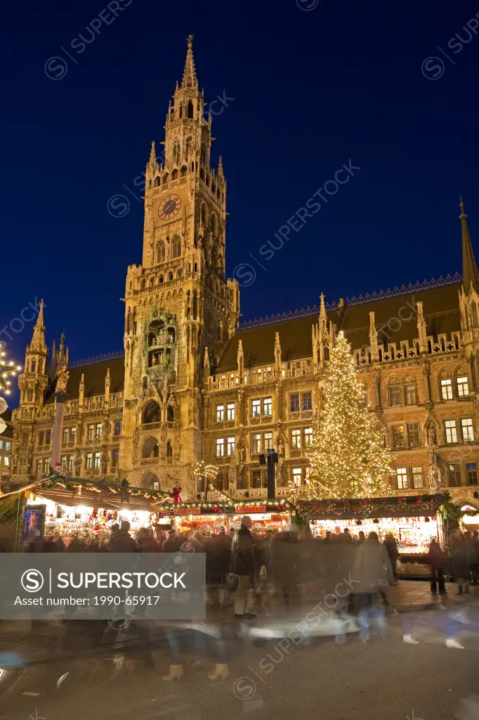 Christkindlmarkt Christmas Markets in the Marienplatz outside the Neues Rathaus New City Hall at dusk in the City of München Munich, Bavaria, Germany,...