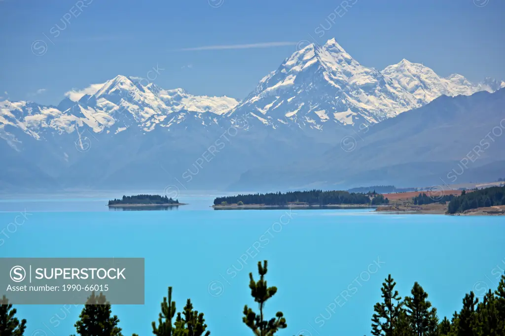 Mt Cook and the Southern Alps with Lake Pukaki in the foreground, Mackenzie Basin, Canterbury, South Island, New Zealand.