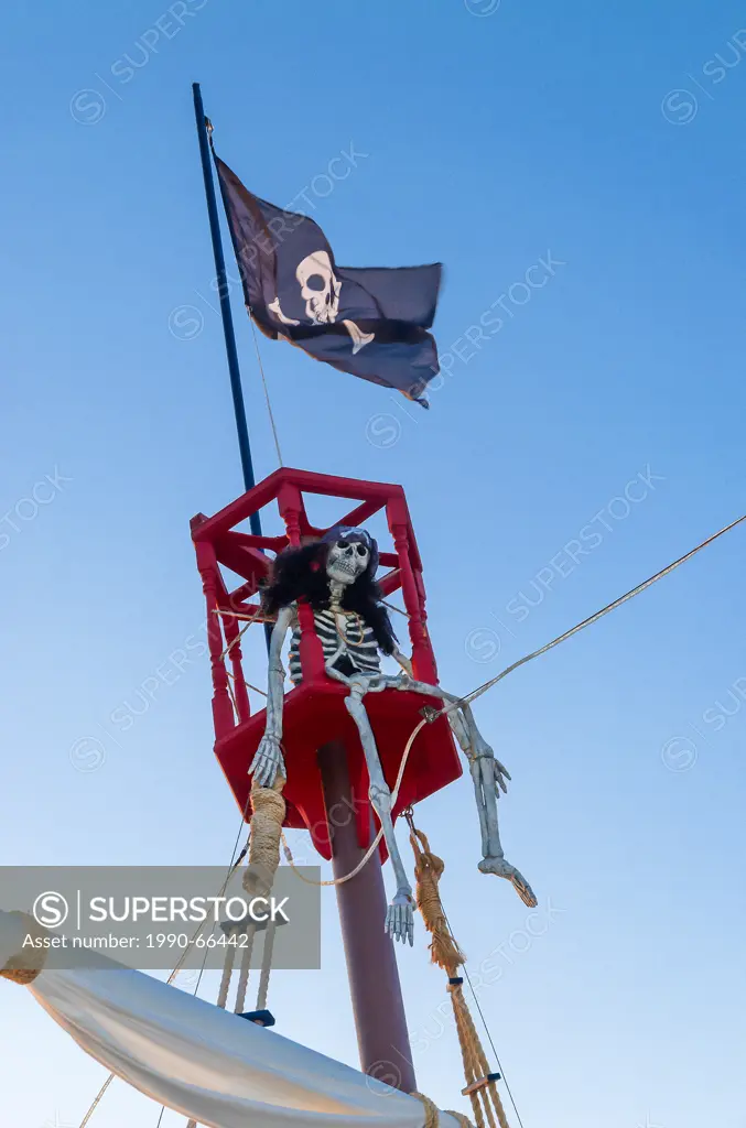 Jolly Roger flag and skeleton adorn ´Pirate Adventures´ ship iat Fisherman´s Wharf, Victoria, British Columbia, CanadaVictoria, British Columbia, Cana...