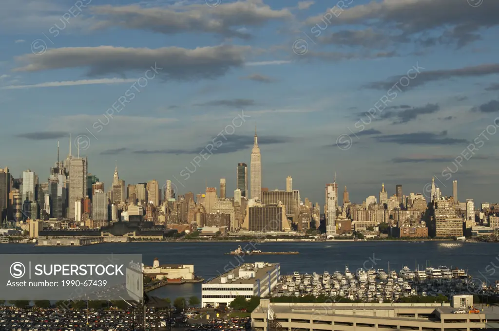 View of Manhattan from Weehawken, New Jersey. Ships prepare for Macy´s 4th of July Fireworks.
