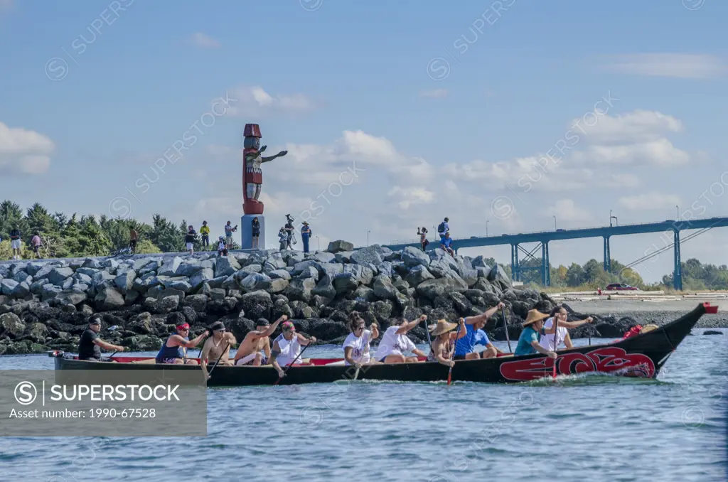 Squamish First Nation canoe leaves Ambleside Beach, West Vancouver at Many People, One Canoe. Salish First Nations, Gathering of Canoes to Protect the...
