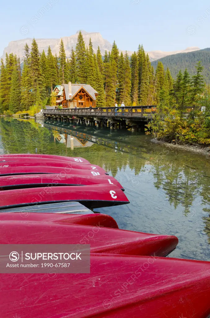 Canoes and ´Cilantro´ restaurant, Emerald Lake, Yoho National Park, British Columbia, Canada