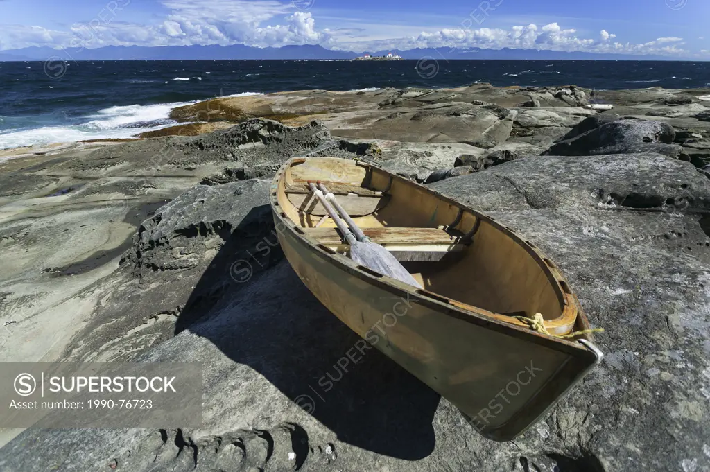 An abandoned dory comes to rest on sandstone rock formations on the Northern tip of Gabriola Island. Garbriola Island, Gulf Islands, British Columbia,...