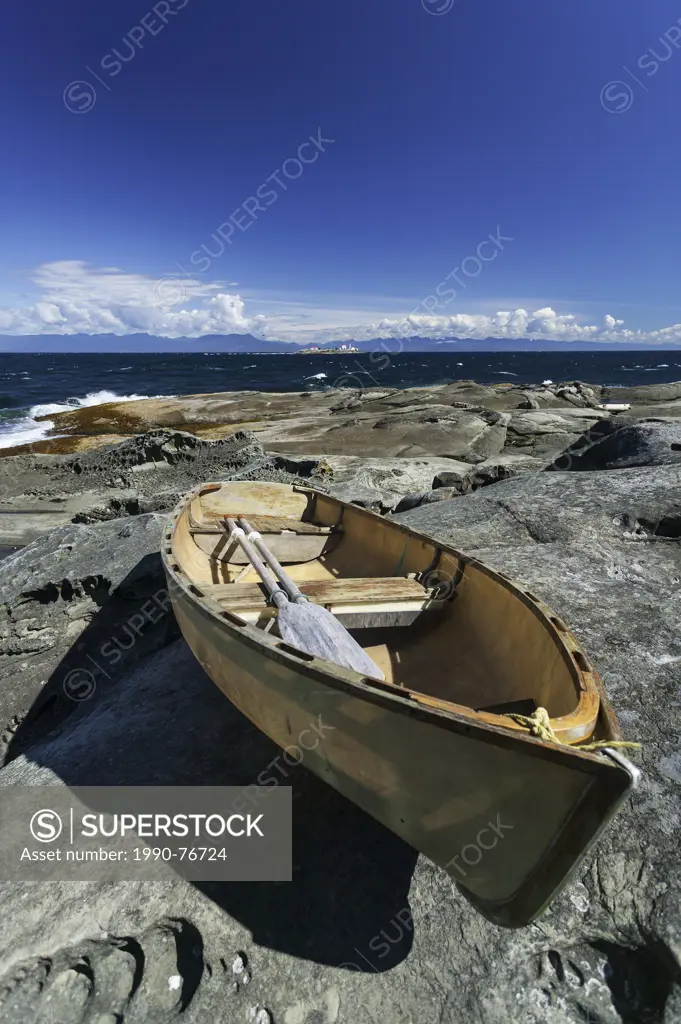 An abandoned dory comes to rest on sandstone rock formations on the Northern tip of Gabriola Island. Garbriola Island, Gulf Islands, British Columbia,...