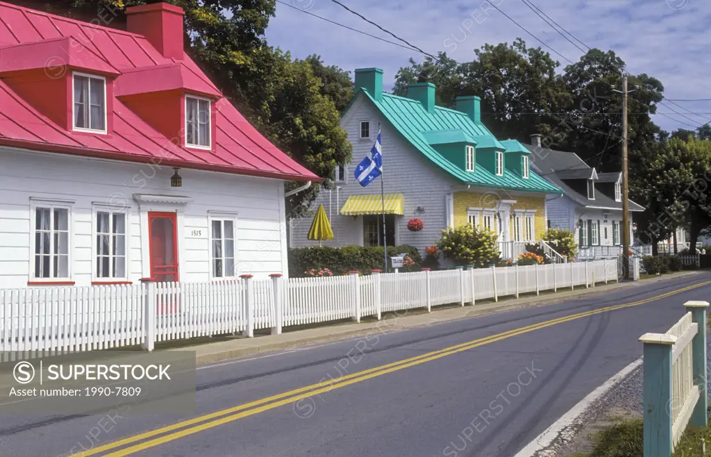 Houses in summer along Route 368 in the village of Saint-Jean on Île d´Orléans in the St  Lawrence River, Quebec, Canada