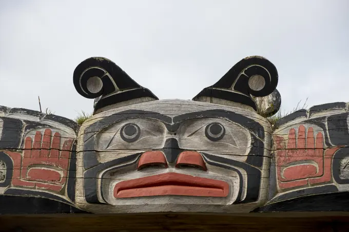 Sisiyutl, Namgis welcome archway, Alert Bay, Cormorant Island, Vancouver Island, British Columbia, Canada