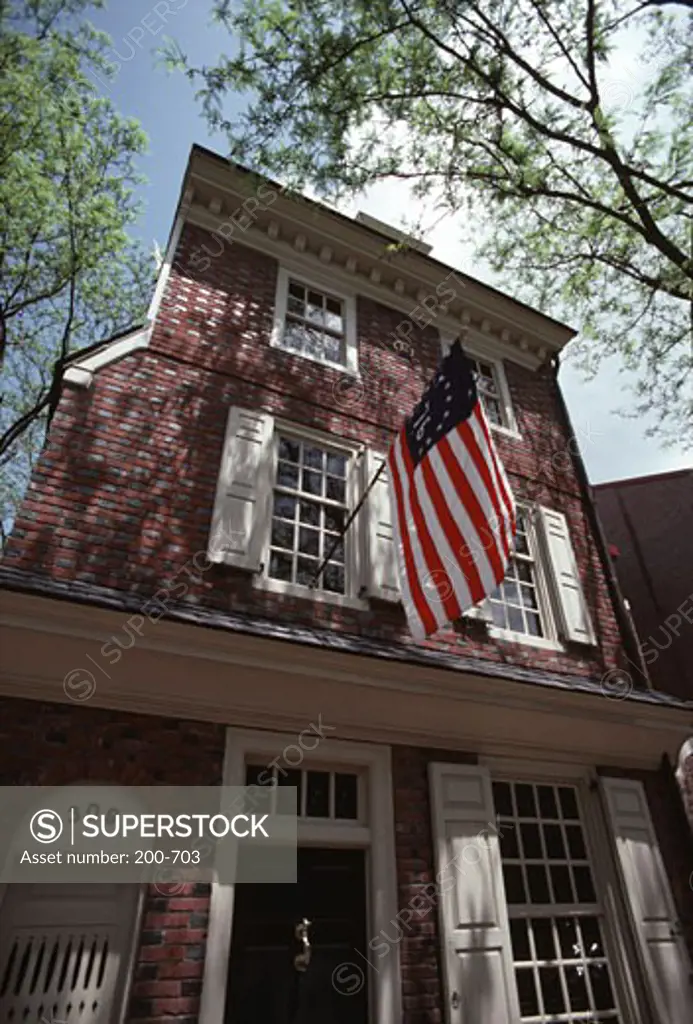 USA, Pennsylvania, Philadelphia, American flag on historic building