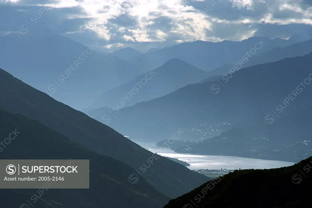 Lake surrounded by mountains, Lake Wakatipu, Queenstown, New Zealand