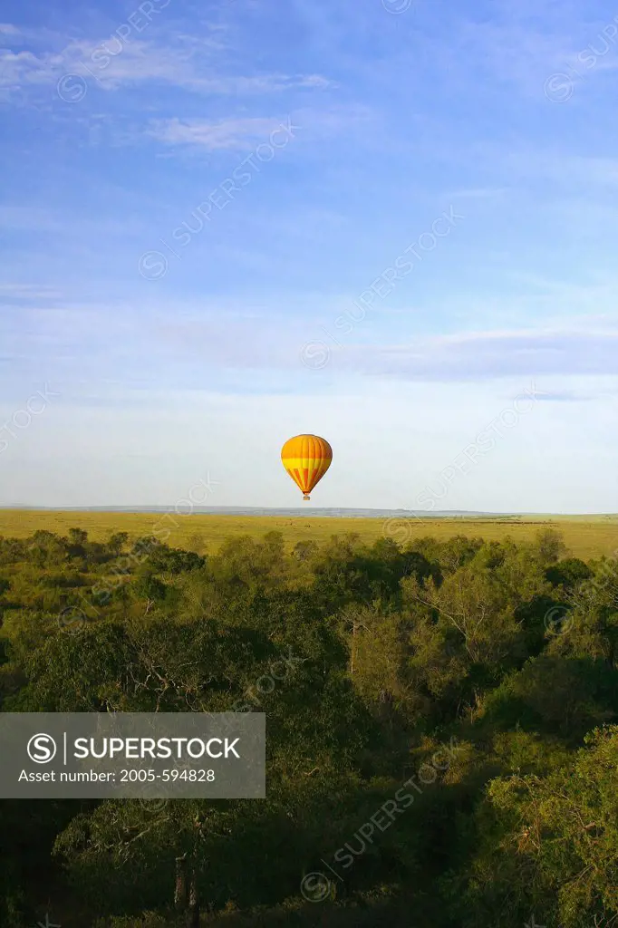 Kenya, Masai Mara Game Reserve, Hot air balloon in air