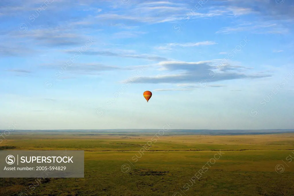 Kenya, Masai Mara Game Reserve, Hot air balloon in air