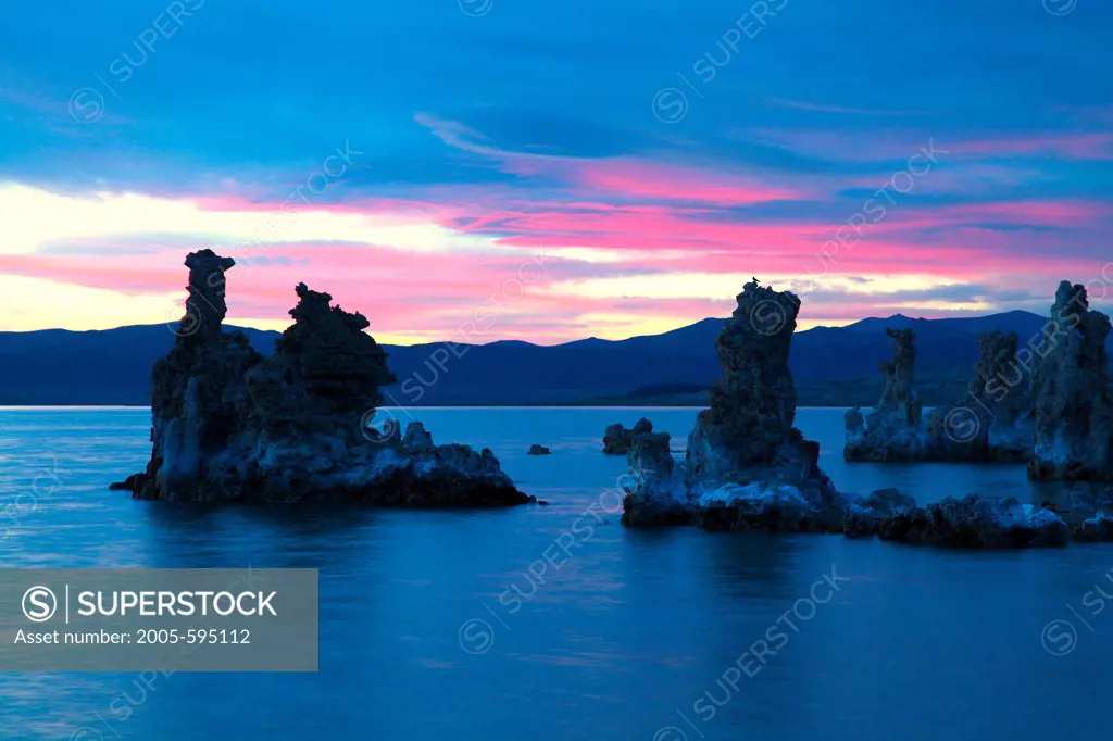 USA, California, Sierra Nevada, Mono Basin National Scenic Area, Sunset over Tufa Formation and Mono Lake