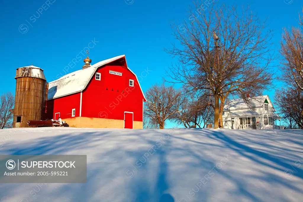 USA, Minnesota, Red Barn in winter