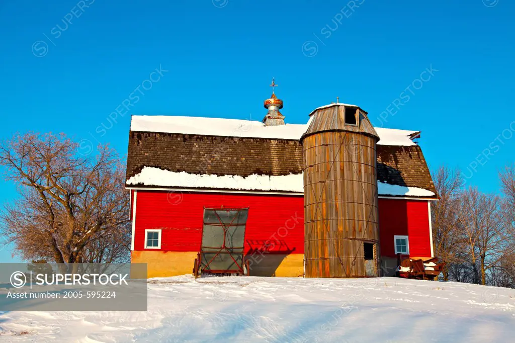 USA, Minnesota, Red Barn in Winter