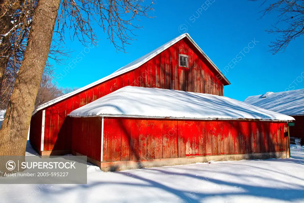 USA, Minnesota, Red Barn in Winter