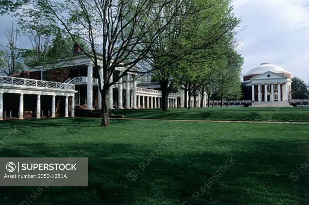 USA, Virginia, Charlottesville, University of Virginia, rotunda in park