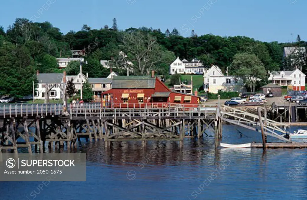 USA, Maine, Lincoln County, Boothbay Harbor, buildings and pier at waterfront