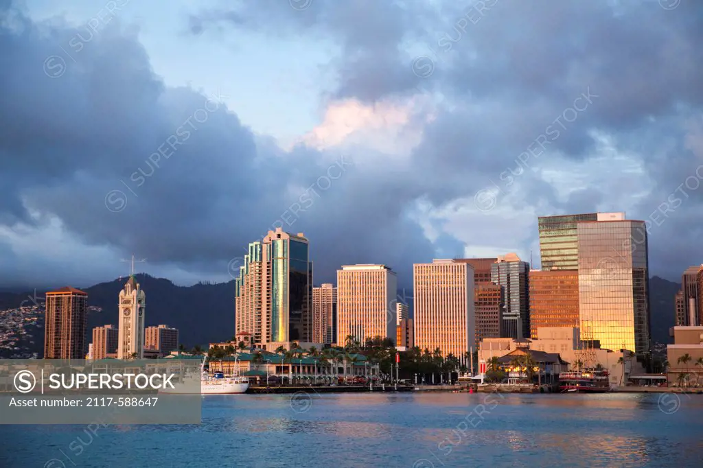 Hawaii, Honolulu, Skyline at sunset