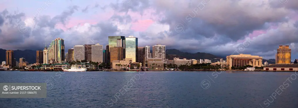 Hawaii, Honolulu, Panorama of city and harbor at sunset
