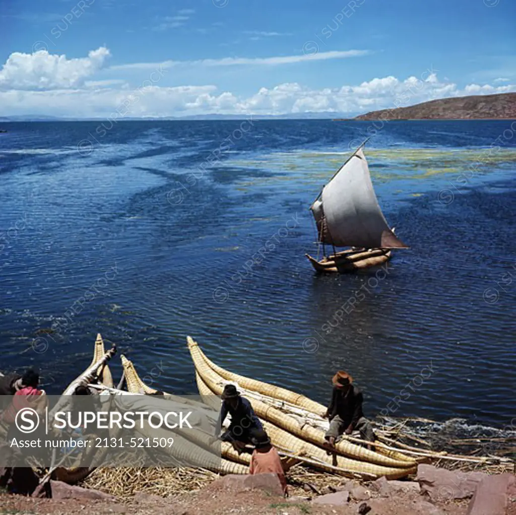 Bolivia, Lake Titicaca, Fishermen at lakeside