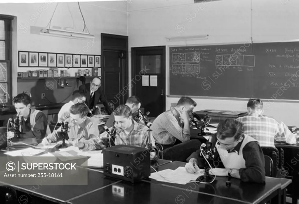 Students performing experiments in a laboratory, Stevens Institute of Technology, Hoboken, New Jersey, USA
