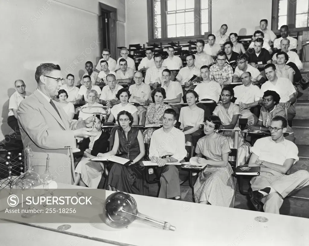 Vintage photograph. Dr John R Stein, nuclear physicist at the Knolls Atomic Laboratory, explaining some properties of electrons to high school teachers during Fellowship program sponsored by the General Electric Company, at Union College in Schenectady, New York