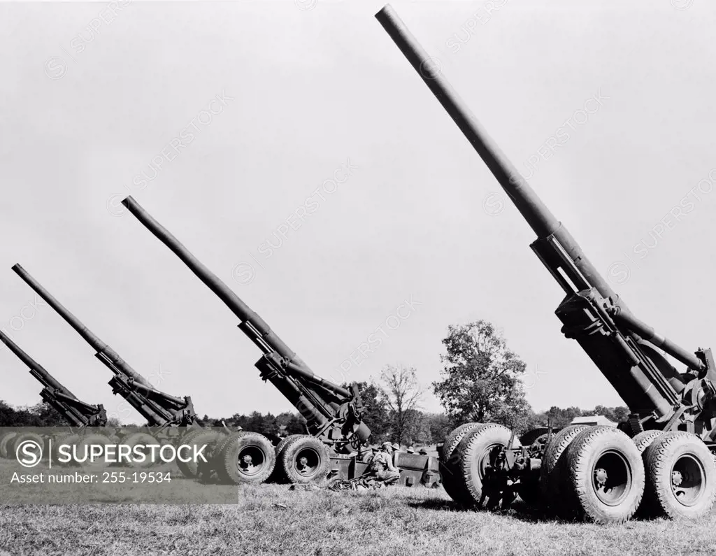 Howitzers in a field, 155mm Howitzer M1A1, 1942