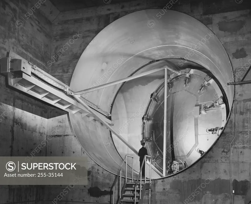 Swinging valve of a wind tunnel, Lewis Flight Propulsion Laboratory, Cleveland, Ohio, USA